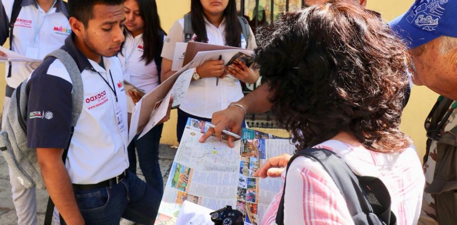 Brindan Embajadores Turísticos de Sectur Oaxaca atención a visitantes nacionales y extranjeros