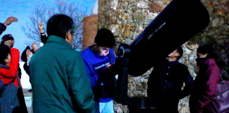 Abarrotan visitantes el Observatorio Astronómico Municipal para ver el eclipse de luna
