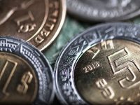 Peso inicia la semana con avance ante un dólar debilitado