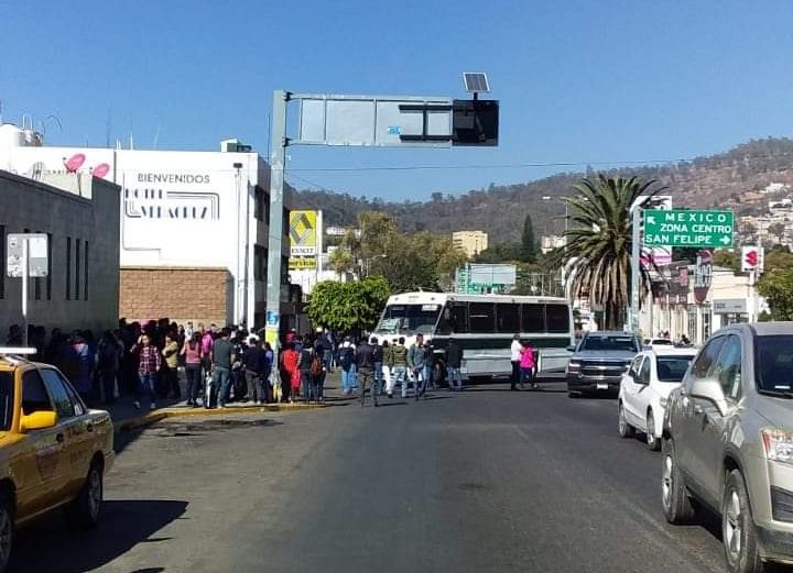 Paraliza Sección 22 terminal del ADO; exigen 8 mdps como parte de sus pagos