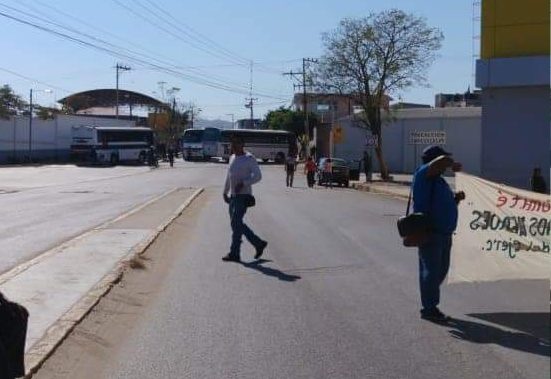 En 10 años autoridades de Atzompa desvían cerca de 20 millones de pesos; colonos exigen obras sociales con bloqueos