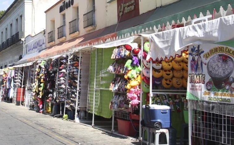 Exigen no retirar a unos 800 ambulantes de las calles de la capital