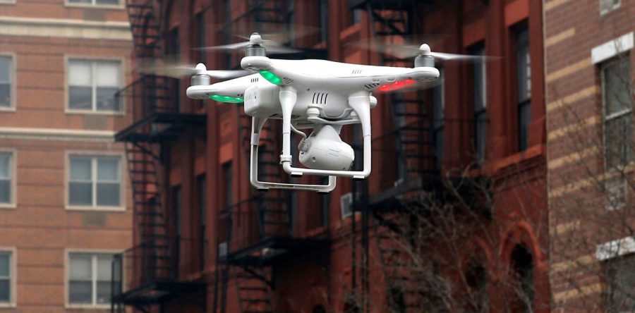 En EU pronto será legal volar drones en la noche y sobre personas