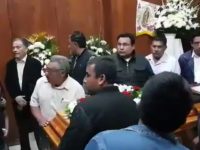 En medio de consigas de justicia e indignación despiden en Tlaxiaco a su edil y síndico asesinados