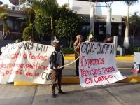 Para exigir reconstrucción de escuelas piden cooperación en caseta de Huitzo