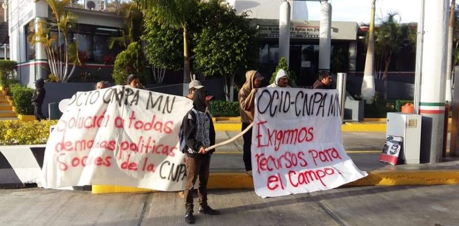 Para exigir reconstrucción de escuelas piden cooperación en caseta de Huitzo