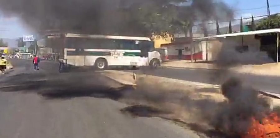 Extiende Sección 22 bloqueos y prende fuego a neumáticos