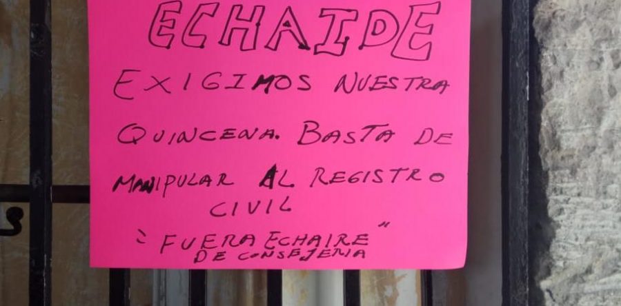Protestan en sus oficinas trabajadores del registro civil