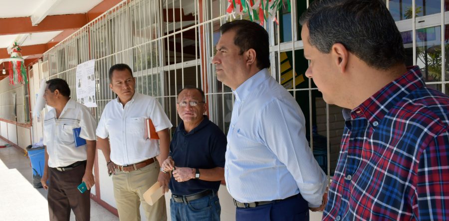 Visita edil Oswaldo García la escuela Carlos A.  Carrillo para conocer condiciones del inmueble