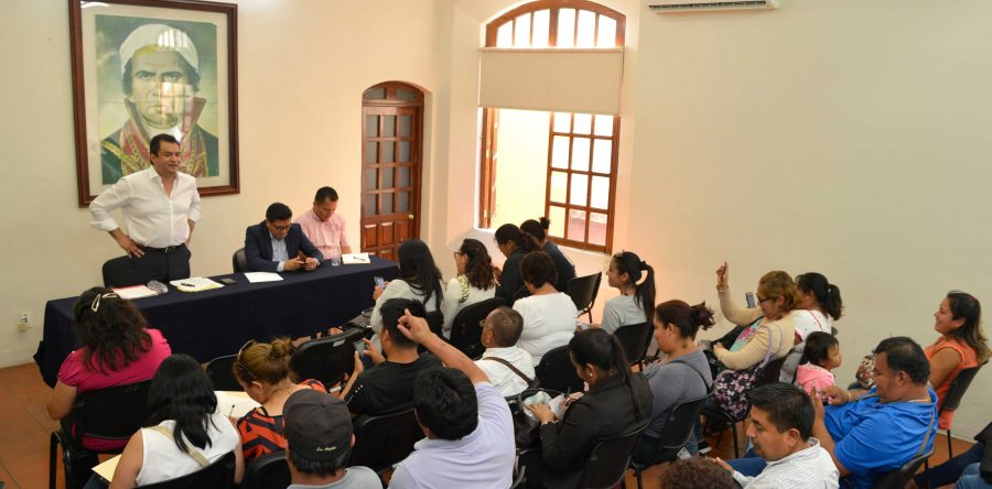 Oswaldo García Jarquín atiende de forma personal peticiones de seis escuelas primarias