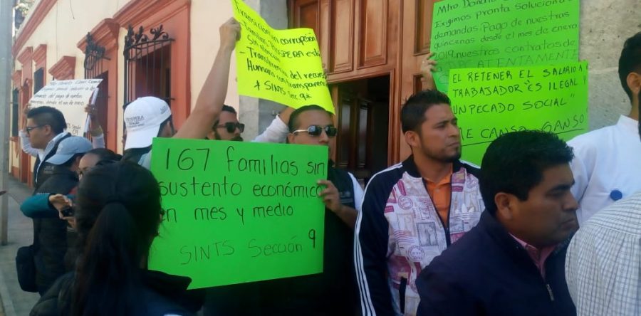 Protestan trabajadores de salud en exigencia de pagos