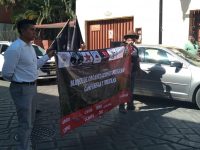 Exigen justicia por maestros asesinados y por activista Samir Flores