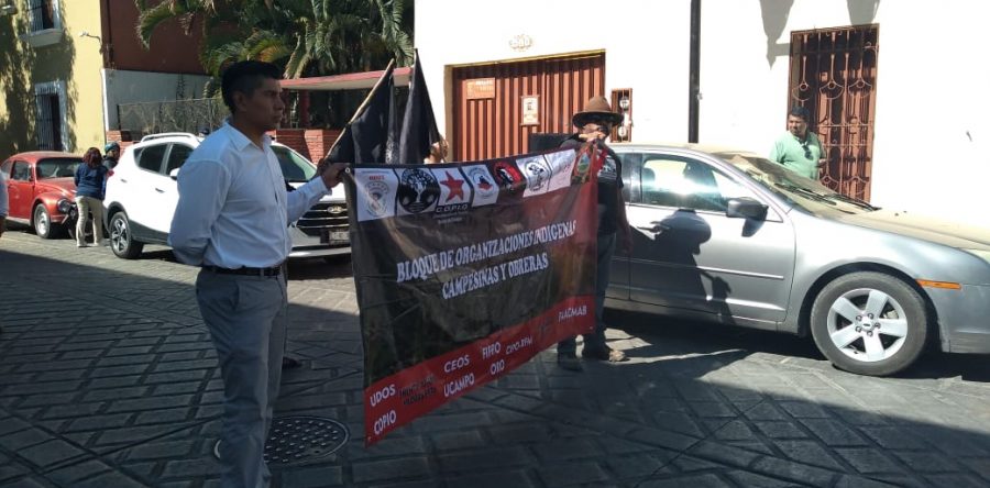 Exigen justicia por maestros asesinados y por activista Samir Flores