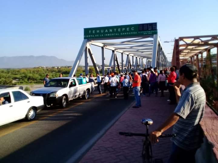 Exigen profesores desaparición de módulos en el Istmo con bloqueo