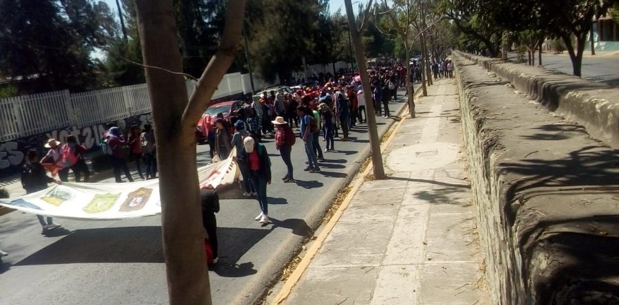Presionan normalistas a gobierno para obtener plazas