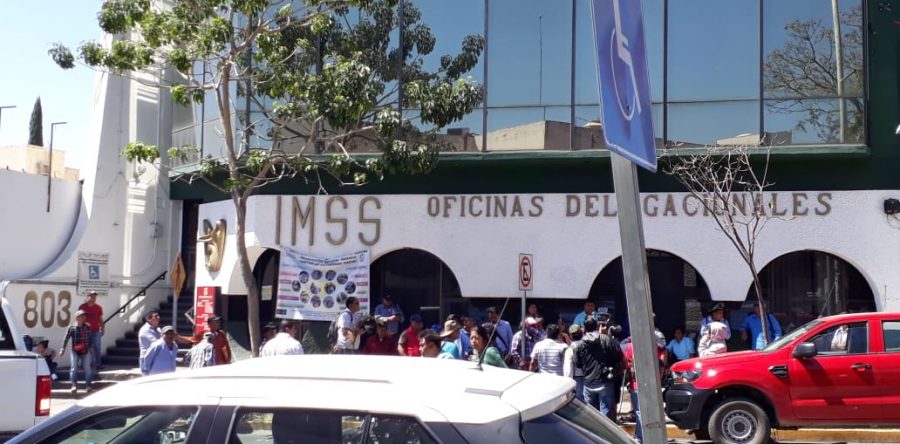 Agresivos pobladores de la Sierra Sur exigen servicios de calidad del IMSS