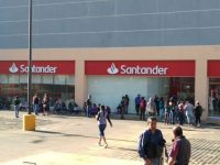 Paralizan normalistas actividades en centro comercial