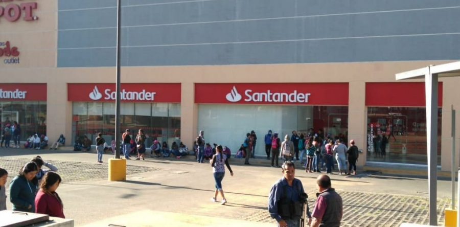 Paralizan normalistas actividades en centro comercial