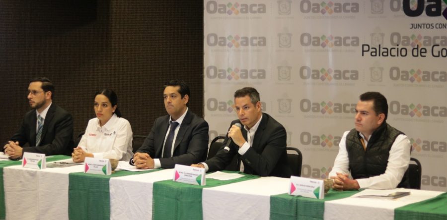 Emite Semovi licencias permanentes; entregó Gabino Cué 12 mil concesiones en su sexenio