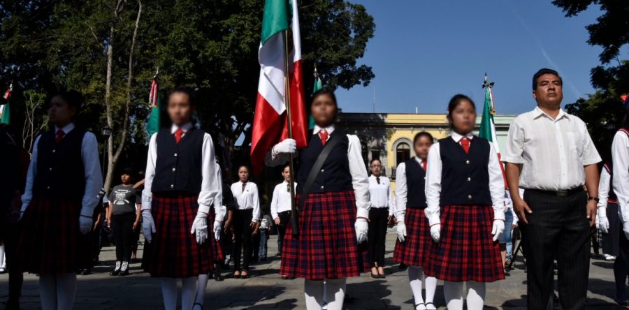 Entrega IEEPO 150 Banderas a escuelas, instancias y organismos civiles