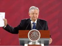 AMLO firma compromiso de no reelección