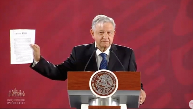AMLO firma compromiso de no reelección