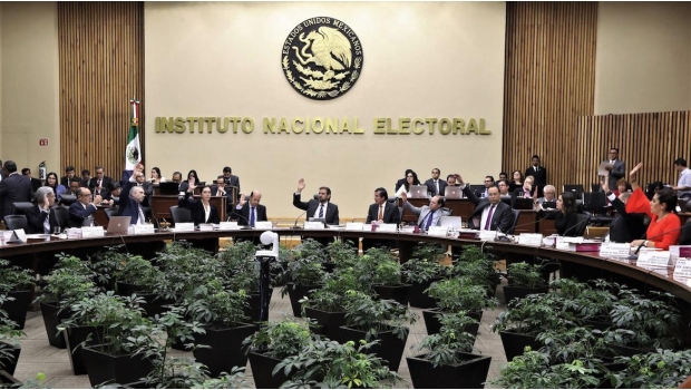 Funcionarios del INE alistan ajuste de sueldo para ganar menos que AMLO