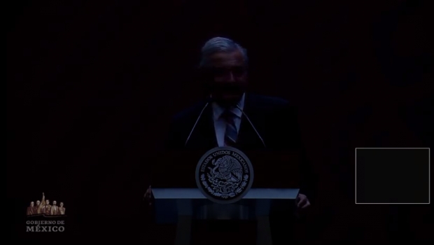 Se va la luz en ‘mañanera’ de AMLO