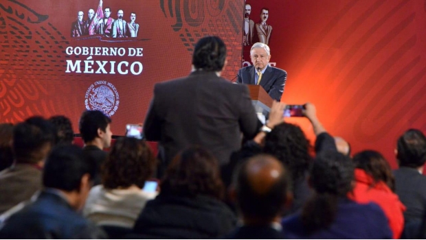 Analiza AMLO divulgar lista de periodistas beneficiados por gobiernos anteriores