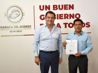 Entrega Oswaldo García Jarquín nombramiento a agente municipal de Donají
