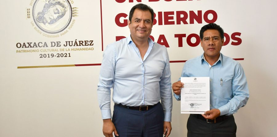 Entrega Oswaldo García Jarquín nombramiento a agente municipal de Donají