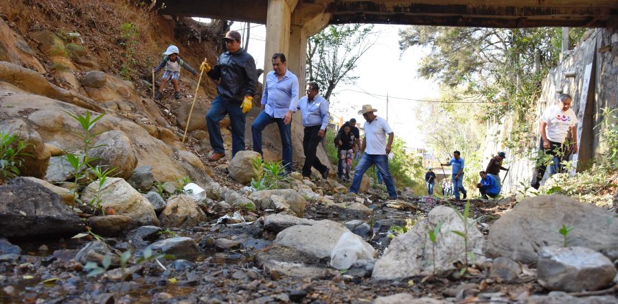 Edil Oswaldo García Jarquín y vecinos de Guadalupe Victoria realizan tequio en el arroyo “La Encantada”