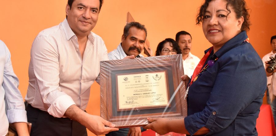 Reconoce edil Oswaldo García Jarquín trayectoria laboral de personal sindicalizado
