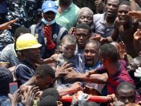 Se derrumba escuela en Nigeria; hay decenas de niños atrapados