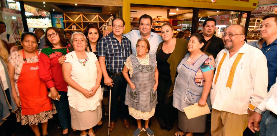 Inaugura Oswaldo García mural que enaltece la riqueza gastronómica de Oaxaca