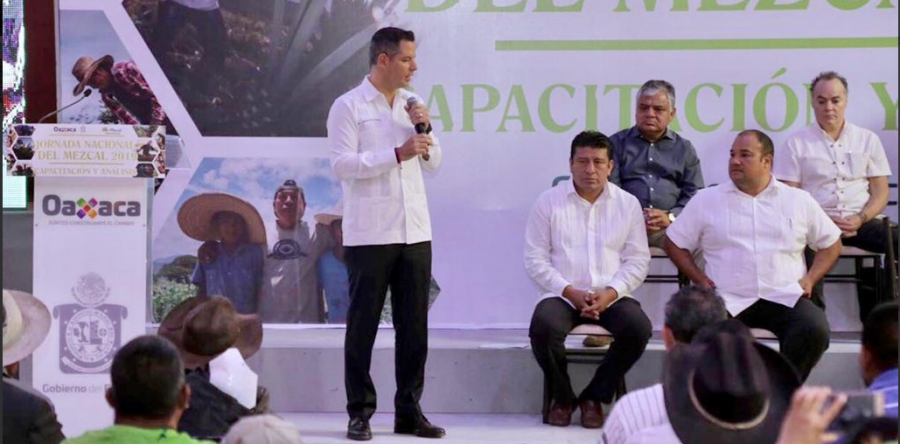 Reafirma Alejandro Murat compromiso de su gobierno con la defensa del mezcal oaxaqueño