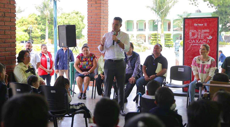 Entrega Alejandro Murat apoyos al Centro de Atención Múltiple de Santa María Coyotepec