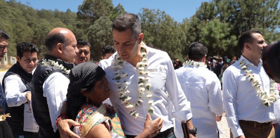 Entrega AMH infraestructura carretera, social y educativa en la Mixteca