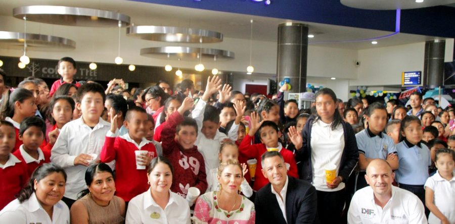 Comparte Alejandro Murat experiencia del cine con niñas y niños oaxaqueños