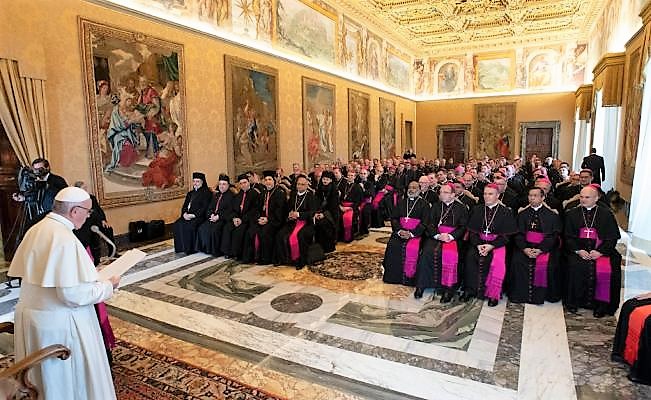 ¿Por qué no castigan a curas subversivos y pervertidos?: Alfredo Martínez de Aguilar