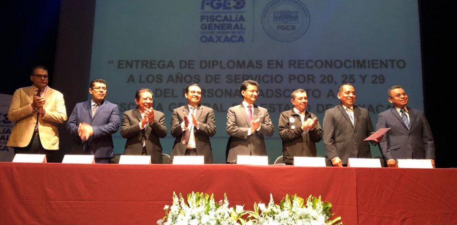 Entrega Fiscal General reconocimientos a personal de la institución  por cumplir 20, 25 y 30 años de servicio