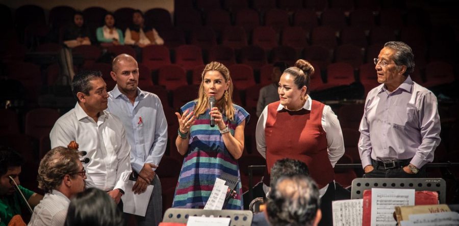 En Palacio de Gobierno se realizó la primera Sesión Ordinaria del Consejo Estatal de Protección Civil de Oaxaca 2019, la cual fue presidida por el gobernador Alejandro Murat Hinojosa con el propósito de crear una agenda renovada para el presente año y con ello garantizar mejores condiciones de seguridad y prevención en las ocho regiones del Estado.  Murat Hinojosa informó que tan sólo en el 2018 se ejercieron casi 200 millones de pesos en apoyos, para hacer frente a desastres naturales, por ello en este año por primera vez la entidad contará con un Fideicomiso que atienda de manera urgente las necesidades prioritarias de la población afectada en caso de que se requiera.  “Será un fideicomiso enfocado como fondo de desastres naturales, replicando a una escala estatal al Fonden. Este fondo estatal estará trabajando en diversos segmentos como la prevención, capacitación, entre otros, asimismo, se buscará contar con un seguro para que pueda ser una garantía en caso de presentarse un desastre natural y así brindar los apoyos a nivel municipal”, subrayó.  El Gobernador instruyó al coordinador estatal de Protección Civil, Heliodoro Díaz Escárraga para que encause la realización de simulacros en dos regiones del estado, principalmente en las que presentan mayor actividad sísmica, éstos serían en el primer y segundo semestre del año, respectivamente.  “Tenemos que hacer estos ejercicios para mostrar a la gente cuál es la ruta que debemos seguir en caso de un evento de este tipo. Debemos probar y trabajar en la cadena de respuesta de las diferentes áreas de los tres niveles de gobierno”, señaló en presencia de Oscar Zepeda Ramos, quien acudió con la representación del coordinador nacional de Protección Civil de la Secretaría de Seguridad Pública y Protección Ciudadana, David León Romero.  El Mandatario Estatal señaló que sociedad y gobierno deben trabajar unidos para seguir incrementando la cultura de resiliencia en el estado, “así como la capacidad de respuesta que hemos demostrado con la tragedia ocurrida en septiembre del 2017, la cual en términos generales fue positiva”, puntualizó.  En el tema de las Alertas Sísmicas, el Jefe del Poder Ejecutivo destacó que se heredó una deuda de 16 millones de pesos por concepto de mantenimiento de este sistema, por lo que su Administración ha atendido este tema de manera puntual por la importancia que representa no sólo para Oaxaca, sino para otros estados del país que utilizan el servicio.  A nombre del Gobierno Federal, Oscar Zepeda Ramos reconoció el trabajo realizado por el Gobierno de Oaxaca en materia de Protección Civil, además del sentido de responsabilidad por mantener el Sistema de Alertamiento Sísmico trabajando de manera óptima.  “Reconozco el esfuerzo que se ha hecho en el estado, para el presidente de la República, Andrés Manuel López Obrador y para el Secretario de Seguridad Pública y Protección Ciudadana, estos temas son vitales, por eso aplaudimos los esfuerzos que se han hecho, es un estado que tiene avances sustantivos a nivel nacional”, subrayó.  Al inicio de esta Sesión Ordinaria del Consejo Estatal de Protección Civil de Oaxaca 2019, el titular de la Coordinación Estatal de Protección Civil de Oaxaca (CEPCO), Heliodoro Díaz Escárraga presentó el avance y acciones que realizó en 2018 dicho organismo en la materia, destacando el mantenimiento del Sistema de Alerta Sísmica de Oaxaca, en el cual se invirtieron 8.5 millones de pesos.  Con ello se benefician los estados de Jalisco, Colima, Ciudad de México, Guerrero, Toluca y Puebla.  El funcionario también destacó los convenios que la CEPCO ha firmado con Instituciones de Educación Media Superior, permitiendo capacitar a brigadistas. Mientras que con la Universidad Autónoma Benito Juárez de Oaxaca (UABJO), esta misma acción ha permitido brindar capacitación en materia de prevención a 40 planteles, en beneficio de 26 mil alumnos y 3 mil docentes.  Díaz Escárraga detalló además que se encuentran trabajando en Capacitación de recursos humanos para la operación y actualización del mapa de riesgo para el estado, además de fortalecer las capacidades municipales para la gestión integral de riesgos.  Puntualizó que para este año, la CEPCO iniciará el Programa escolar de gestión integral de riesgos, en el cual participaran escuelas de la Costa, Istmo, Mixteca y Valles Centrales, beneficiando a 268 municipios, otorgando equipo escolar de protección civil, así como la realización de un Plan y Mapa escolar de gestión de riesgos.  En esta actividad estuvo presente el director general de Población de Oaxaca, Ignacio Pareja Amador, quien presentó el avance del Proyecto Resiliencia y Desarrollo Local, que implementa el Fondo de Población de las Naciones Unidas.  Destacando que este esquema tiene el objetivo de mejorar la gestión de salud e impulsar liderazgos juveniles y comunitarios en Oaxaca, ante acontecimientos naturales que prevalezcan. Asimismo, las actividades que se realicen darán respuesta a la fase de reconstrucción que actualmente se realiza, pero también estarán orientadas a fortalecer la respuesta eficiente ante un nuevo desastre en el futuro.  El rector de la UABJO, Eduardo Bautista Martínez informó durante esta Sesión que derivado de un convenio suscrito con la CEPCO, se han logrado constituir 40 Comités de seguridad y emergencia escolar en unidades de educación Media Superior y Superior. Además de capacitación a brigadistas, revisiones y dictámenes a edificios que han resultado dañados por sismos.  De igual manera se dio mantenimiento al equipo de Alerta Sísmica con la que cuenta Radio Universidad – la cual se encontraba sin funcionar desde hace 4 años-,  instalando una antena nueva y otros accesorios que permiten tenerla en funcionamiento actualmente, beneficiando a 14 mil universitarios.