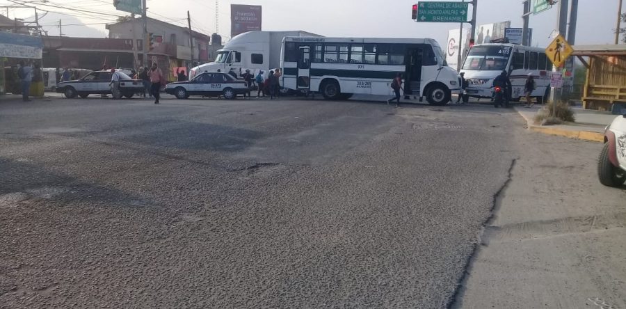 Bloquean regidoras accesos a San Jacinto Amilpas