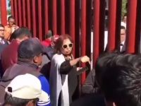 Confrontan maestros a diputada morenista