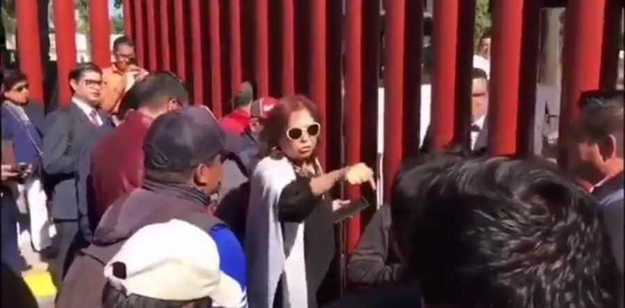 Confrontan maestros a diputada morenista