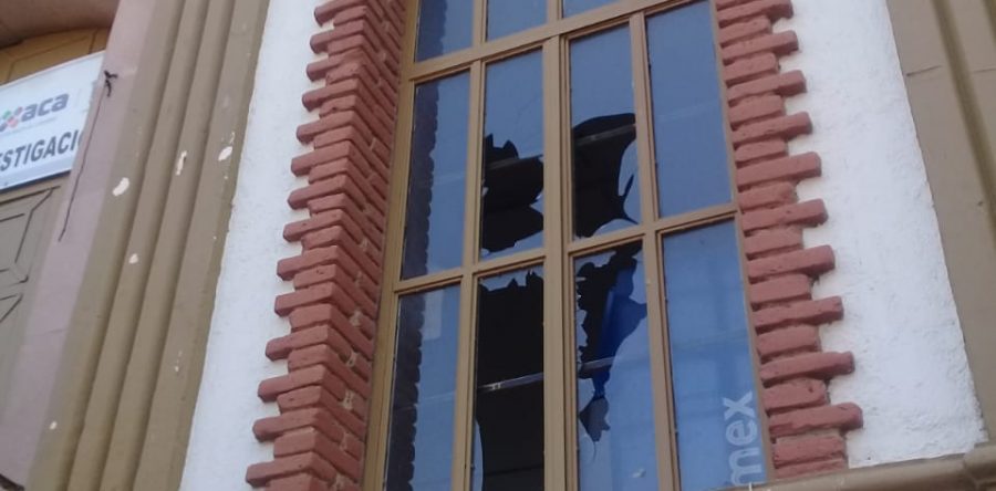 Vandaliza Sol Rojo oficinas de Fiscalía para exigir respuestas a sus demandas