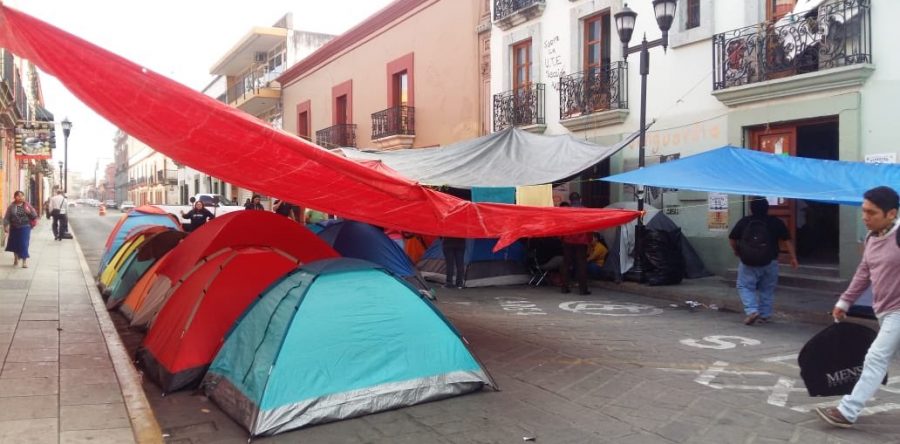 Continúa plantón de maestros en edificio sindical del centro