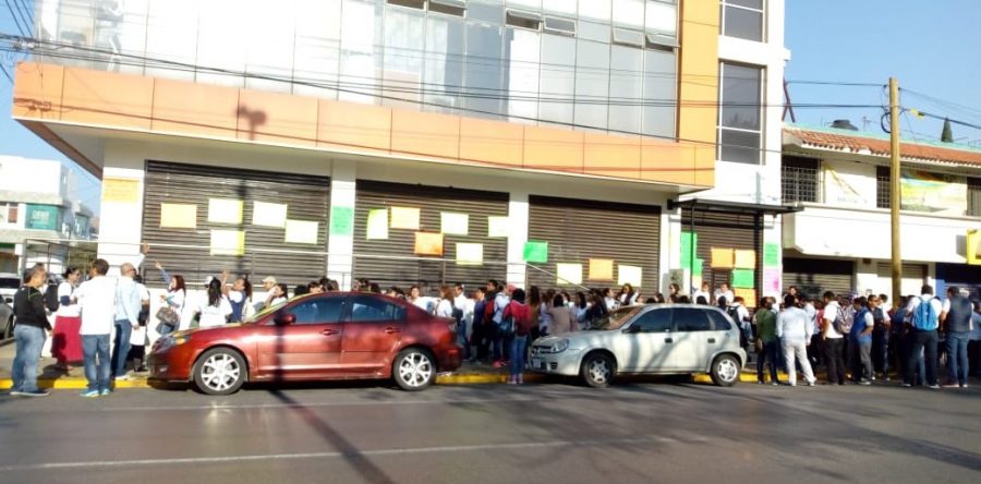 Paran labores integrantes del SUTIEBO, otros más protestan