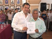 Entrega Oswaldo García Jarquín nombramientos a agentes municipales y de policía electos