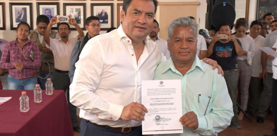 Entrega Oswaldo García Jarquín nombramientos a agentes municipales y de policía electos